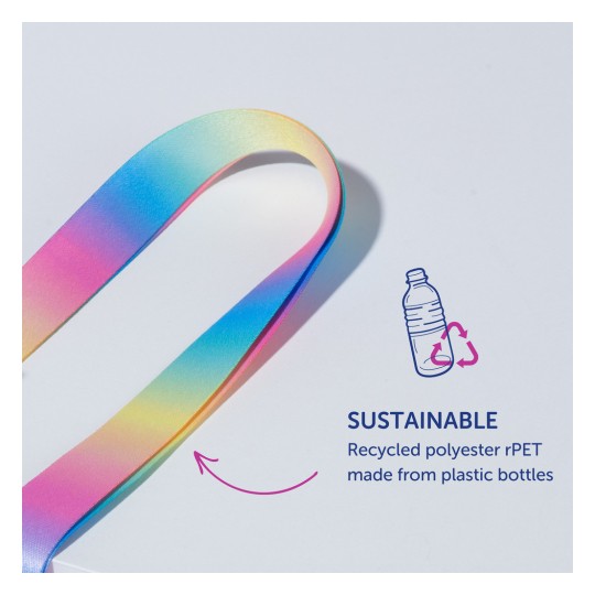 Bildet viser et fargerikt bånd laget av bærekraftig resirkulert polyester rPET, sammen med en tekstbeskrivelse som fremhever dens miljøvennlige natur, og nevner at det er laget av plastflasker.