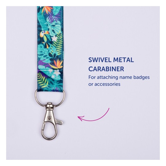 Bildet viser en fargerik nøkkelbånd med en dreibar metallkarabinkrok designet for å feste navneskilt eller tilbehør. Nøkkelbåndet er dekorert med tropiske mønstre inkludert blader og en tukan.