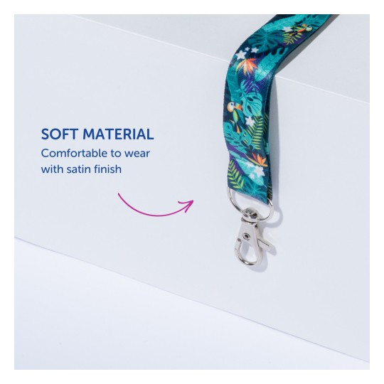 Bildet viser en fargerik nøkkelbånd laget av mykt materiale med en satin finish, og inkluderer tekst som indikerer hvor behagelig det er å ha på.