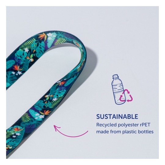 Bildet viser en fargerik stropp med et tropisk design, som fremmer bærekraft gjennom resirkulerte materialer, spesielt polyester laget av plastflasker.