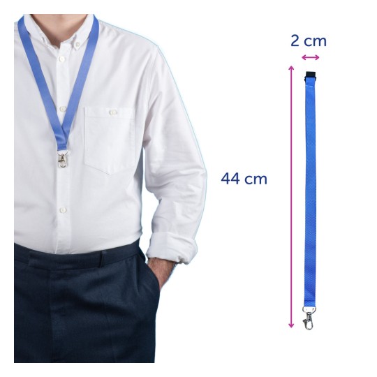 Bildet viser en person som har på seg en hvit skjorte med en blå nøkkelbånd rundt halsen, som har en klips i enden. Nøkkelbåndet måler 44 cm i lengde og 2 cm i bredde.