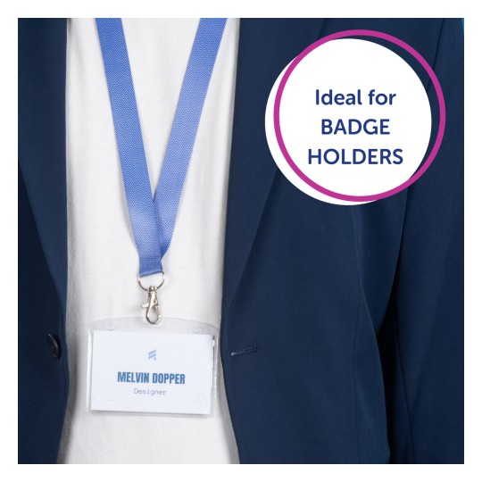Bildet viser en person med en marineblå blazer og en hvit skjorte, med en blå snor som holder et navneskilt som lyder 'MELVIN DOPPER, Designer'. Det er også en sirkulær grafikk som sier 'Ideell for MERKEHOLERE'.