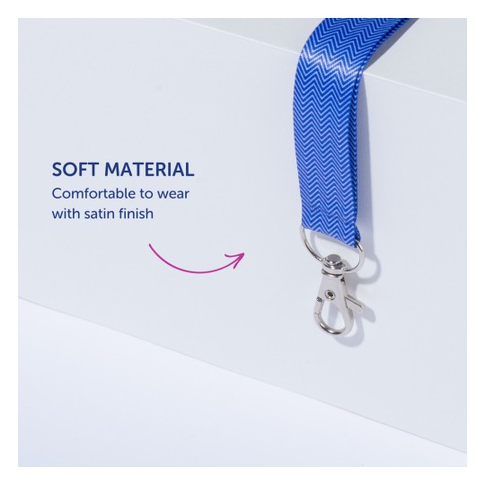Bildet viser en blå snor laget av mykt materiale med satengfinish. Den beskrives som komfortabel å bære og har en metallklemme i enden.