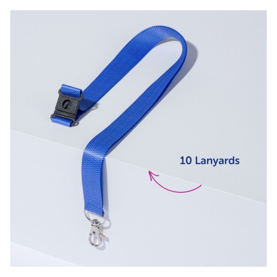 Bildet viser en blå lanyard med en klemme festet, liggende på en lys overflate. Det er en etikett som angir '10 lanyards'.