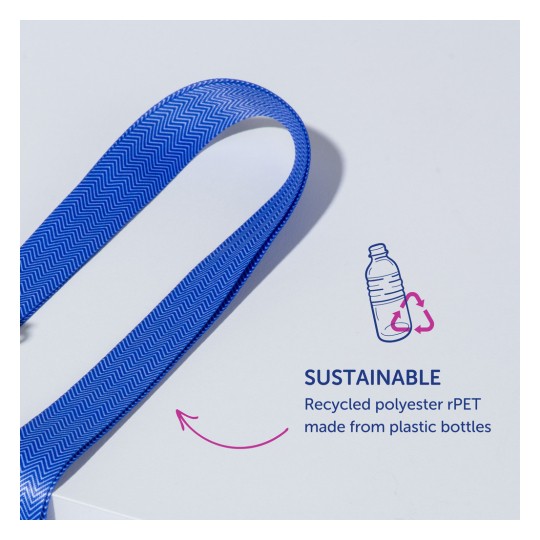 Bildet viser et blått bånd med et sikksakkmønster, merket som bærekraftig. Det indikerer at det er laget av resirkulert polyester, rPET, hentet fra plastflasker.