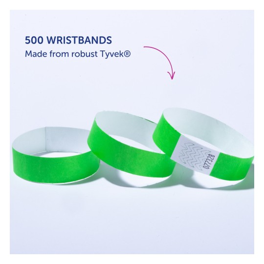 Bildet viser tre grønne armbånd laget av Tyvek, med en etikett synlig på ett av dem, som indikerer en pakke med 500 armbånd.