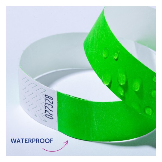 Bildet viser to armbånd; det ene er lysegrønt med vanndråper på, mens det andre er hvitt med et teksturert design. Ordet 'WATERPROOF' er plassert ved siden av armbåndene, noe som antyder at det grønne armbåndet er vanntett.