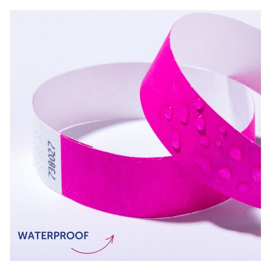 Bildet viser to rosa vanntette armbånd med vanndråper på det ene. Det formidler armbåndenes vanntette egenskaper.