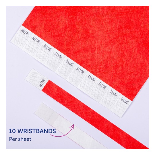 Bildet viser et ark med røde armbånd med 10 individuelle armbånd synlige, hver merket med unike identifikatorer. Det er en del av armbåndene som vises avrevet.