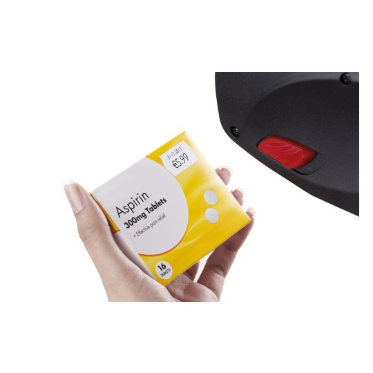 Bildet viser en hånd som holder en eske med 300 mg Aspirin-tabletter priset til €5,99, med en strekkodeskanner i bakgrunnen.