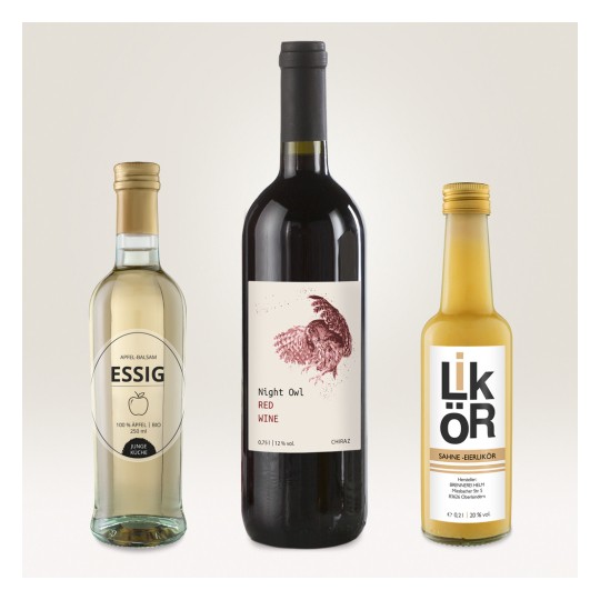 Bildet viser tre flasker: en flaske med eplebalsamico, en flaske med rødvin merket 'Night Owl', og en flaske med kremlikør. De er plassert på en lys bakgrunn.
