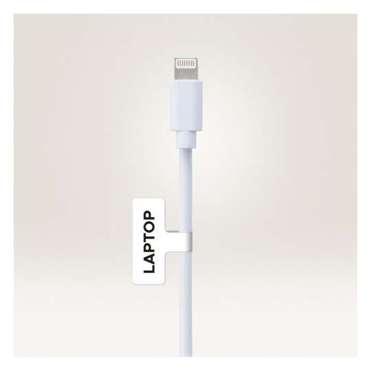 Bildet viser en hvit ladekabel med en Lightning-kontakt, merket med 'LAPTOP' på en etikett festet til kabelen.
