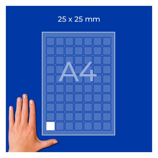 Toppvisning av et A4-ark fylt med 25x25 mm kvadratiske etiketter og en hånd nederst til venstre?