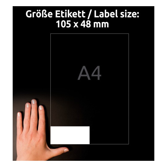 Størrelsessammenligning med hånd, artikkel: LR3424, ett ark resirkulerte universal-etiketter, format: 105 x 48 mm, farge: naturhvit?