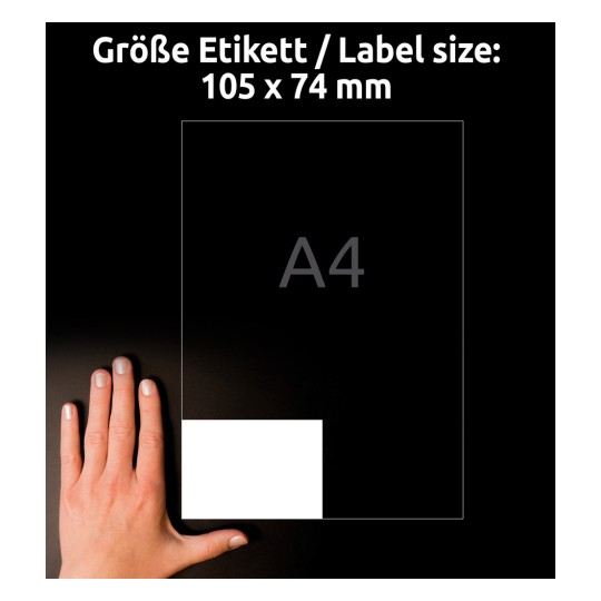 Størrelsessammenligning med hånd, artikkel: LR3427, ett ark resirkulerte universaletiketter, format: 105 x 74 mm, farge: naturhvit.
