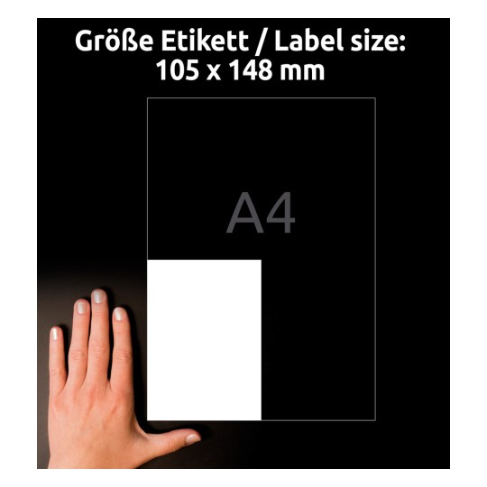 Størrelsesammenligning med hånd, artikkel: LR3483, ett ark med resirkulerte universelle etiketter, format: 105 x 148 mm, farge: naturhvit.