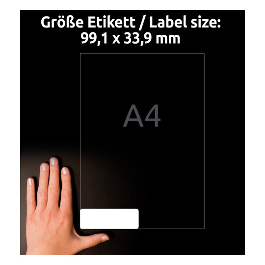 Størrelsessammenligning med hånd, artikkel: LR7162-100, et ark med resirkulerte adresseetiketter, format: 99,1 x 33,9 mm, farge: naturhvit.