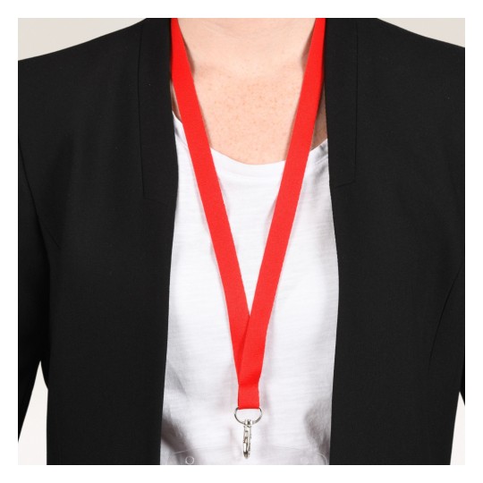 Bildet viser en person som har på seg en svart blazer over en hvit skjorte, med en rød nøkkelrem rundt halsen, som har en metallklips.