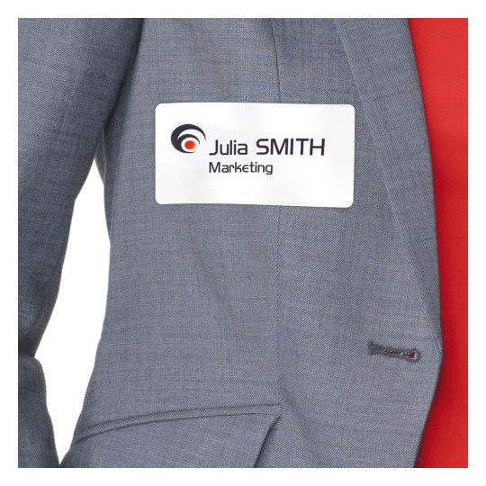 Bildet viser en person iført en grå dressjakke med et navneskilt som sier 'Julia SMITH Marketing' festet til den.