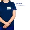 Bildet viser en person som har på seg en marineblå skjorte med en navnelapp som sier "Emma Garcia, Prosjektleder". Lappen er merket "GJENBRUKBAR", noe som indikerer at den kan brukes til flere arrangementer.