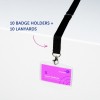 Bildet viser et sett med kortholdere og snorer, som inneholder 10 kortholdere og 10 snorer, med et eksempel på et navneskilt som viser 'Lucie Delbois' og 'DIRECTRICE MARKETING' på en rosa bakgrunn.