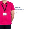 En person iført en rosa poloskjorte med et navneskilt hengende fra en snor. Skiltet viser navnet 'Tom Martin' og tittelen 'Prosjektleder'. Tekst ved siden av personen sier 'GJENBRUKBAR' og 'For mange arrangementer'.