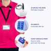Bildet viser en person med en rosa polotrøye og en navneskilt-holder rundt halsen. Det fremhever navneskilt-holdere, innlegg og designalternativer for å lage tilpassede navneskilt.
