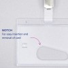 Bildet viser en klar plastkortholder med et hakk for enkel innsetting og fjerning av et kort. Holderen har en klips og er designet for å vise identifikasjons- eller adgangskort.