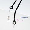 Bildet viser en uttrekkbar kortholder med en lanyard og en etikett som indikerer '10 lanyards'. Den uttrekkbare holderen har en svart farge med en sølvfarget logo og klips.