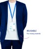 Bildet viser en person med en blå dress og en hvit t-skjorte under. En navnelapp henger rundt halsen deres, som viser navnet "Tom Martin", sammen med detaljer om arrangementet. Lappen fremhever at den kan gjenbrukes for flere arrangementer.