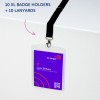Bildet viser en klar ID-kortholder med en snor. Kortet viser navnet 'Lucie Delbois' og tittelen 'Directrice Marketing' ved siden av en lilla bakgrunn med et oransje design.