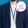 Bildet viser en person som har på seg en marineblå blazer over en hvit t-skjorte og holder en legitimasjon på et blått nøkkelbånd som angir deres navn og tittel. En grafikk vises som understreker produktets nytte for kortholdere.
