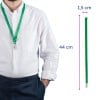 Bildet viser en person som har en grønn nøkkelbånd rundt halsen. Nøkkelbåndet har en klips og måler 44 cm i lengde og 1,5 cm i bredde. Personen er kledd i en hvit skjorte og marineblå bukser.