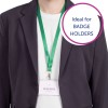 Bildet viser en person som har på seg en blazer og et grønt nøkkelbånd med en kortholder som viser navn og tittel.
