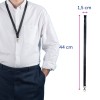 Bildet viser en person som har på seg en hvit skjorte og en svart nøkkelbånd, som har dimensjoner merket som 44 cm i lengde og 1,5 cm i bredde, noe som tyder på at den brukes til å holde ID-kort eller merker.