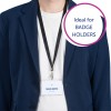 Bildet viser en person som har på seg en mørk blazer over en hvit t-skjorte, og som viser et navneskilt på en lanyard. Skiltet har navnet 'Melvin Dopper' og betegnelsen 'Designer'. Det er også en grafikk som sier 'Ideell for KORTHOLDERE'.