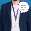 Bildet viser en person som har på seg en marineblå blazer og en hvit t-skjorte. Et kort med navnet "Melvin Dopper" og tittelen "Designer" henger rundt halsen, festet med en lilla nøkkelbånd. Bakgrunnen er blå, og det er en grafikk som lyder "Ideell for KORTHOLDERE."