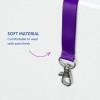 Bildet viser et lilla sateng lanyard med en metallklemme, som fremhever det myke materialet og behagelig bruk.