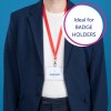 Bildet viser en person som har på seg en marineblå blazer med en hvit skjorte under. De har en rød snor rundt halsen som holder et merke som lyder 'MELVIN DOPPER, Designer.' Bakgrunnen er ensfarget blå. En tekstboble antyder at dette produktet er 'Ideell for KORTHOLDERE.'
