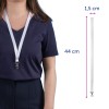 Bildet viser en person som har på seg en mørk skjorte med en hvit nøkkelbånd rundt halsen. Nøkkelbåndet har oppgitte dimensjoner: 44 cm i lengde og 1,5 cm i bredde, samt en klips i enden.