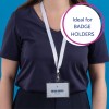 Bildet viser en person som har på seg en marineblå skjorte med en kortholder rundt halsen. Kortet viser navnet 'Melina Dopper' og rollen 'Designer.' Det er også en grafikk som sier 'Ideell for KORTHOLDERE.'