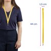 Bildet viser en person som har på seg en marineblå skjorte med et gult nøkkelbånd rundt halsen. Nøkkelbåndet har følgende dimensjoner: 44 cm i lengde og 1,5 cm i bredde.