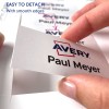 Bildet viser en hånd som holder et kort merket med 'Avery' og 'Paul Meyer', noe som indikerer at det er lett å løsne med glatte kanter. Flere kort er synlige i bakgrunnen.