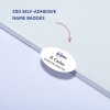 Bildet viser en pakke med 200 selvklebende navneskilt fra Avery, som viser et eksempel på et skilt med navnet B. Carlos og tittelen Markedsdirektør.