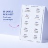 Bildet viser et ark med Avery navneskiltetiketter, hver med et navn og en stillingstittel. Det fremhever muligheten til å skrive ut egne skilt med ti etiketter per ark.
