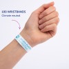 Bildet viser en persons hånd som har på seg et armbånd med teksten '100 WRISTBANDS Climate neutral' og 'JULIEN PLATTER MARKETING' trykket på det.