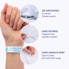 Bildet viser en hånd med et hvitt armbånd, med flere bilder og tekst som fremhever egenskaper som klima nøytralitet, holdbarhet, og designvennlighet for tilpassede armbånd.