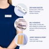 Bildet viser Avery navneskilt, med detaljer om produktet, inkludert antall, dimensjoner, materiale og selvklebende egenskaper, sammen med et eksempel på et skilt båret av en person.