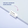Bildet viser en pakke med selvklebende navneskilt med teksten "540 SELVKLEBENDE NAVNESKILT" og et skilt merket "B. Carlos - MARKEDSDIREKTØR".