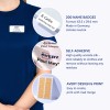 Bildet viser en person som har på seg en blå skjorte, med ulike navneskilt. Høydepunktene inkluderer produktdetaljer som 200 selvklebende navneskilt og hvor enkelt det er å skrive ut og designe dem. Skiltene vises i forskjellige formater og tekster.